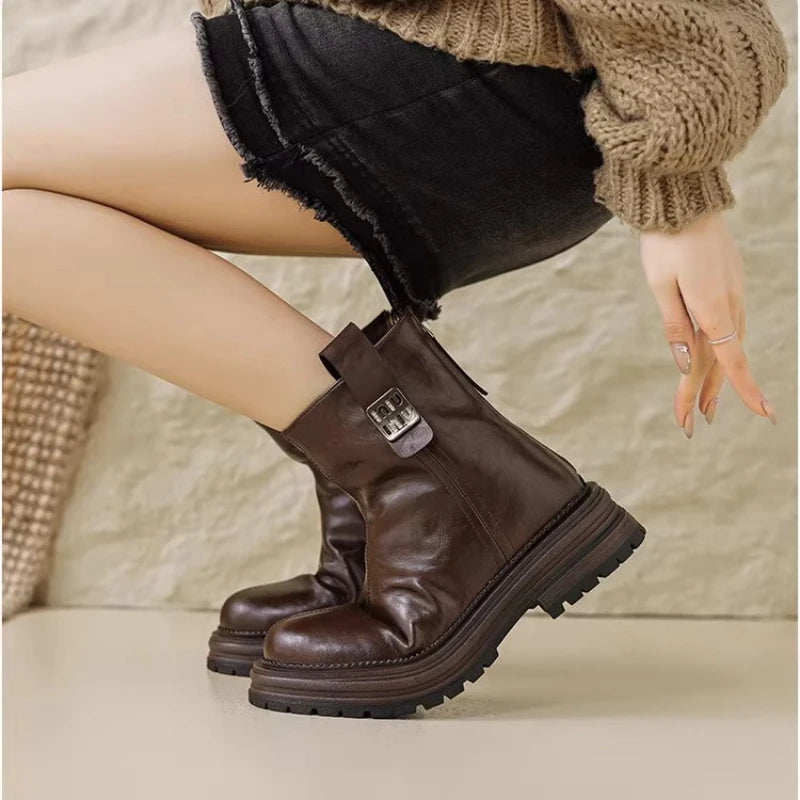 Bota Feminina Vintage com Salto Médio e Forro Design Fashion Solado Grosso – (Promoção de Inverno 2026)