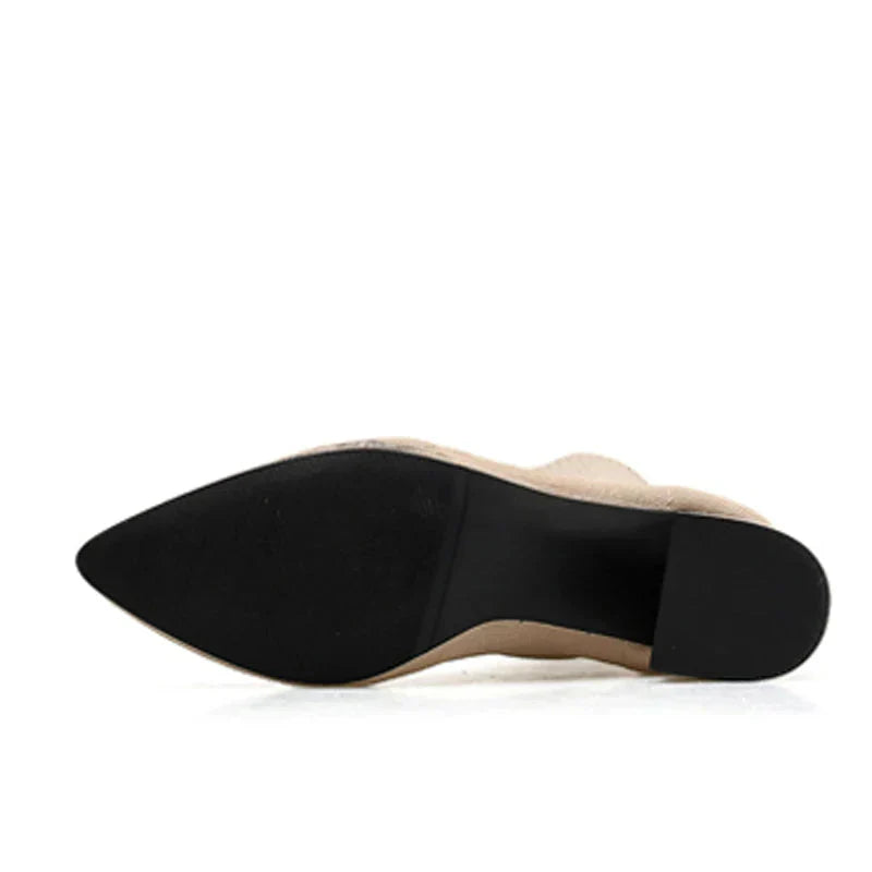 Bota Feminina de Cano Curto com Bico Fino Tecido Elástico Salto Baixo – (Promoção de Inverno 2026)