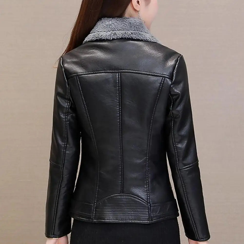 Jaqueta Feminina em Faux Leather com Detalhes em Pelúcia - (Promoção de Inverno 2026)