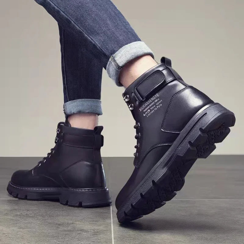Bota Masculina de Cano Alto Estilo Motoqueiro Impermeável com Design Casual – (Promoção de Inverno 2026)